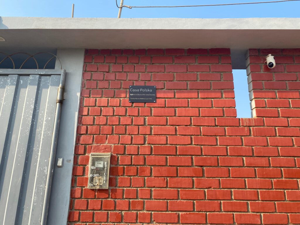 Contar con un sistema integral de cámaras estratégicamente ubicadas nos ha permitido obtener una referencia precisa de lo que ocurre en el exterior de nuestra casa de campo. Este sistema puede complementarse de manera eficaz con sensores y alarmas, creando una solución de seguridad más completa y robusta.