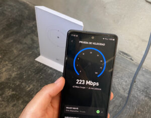 Tras casi 3 años usando Starlink, confirma que ha transformado su vida rural: le permite trabajar, gestionar su negocio de alquiler en Airbnb, comunicarse con clientes y familiares, ver contenido streaming, y acceder a educación y entretenimiento. El servicio es rápido, confiable y solo ha tenido una interrupción en todo ese tiempo.
