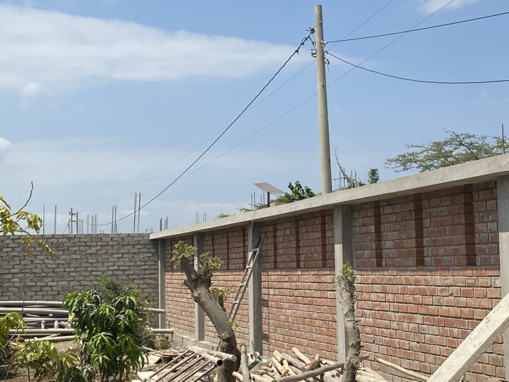 El primer día que llevé Starlink a una zona rural quise comprobar si realmente funcionaba como prometía, y la experiencia fue maravillosa. El servicio resultó increíble; durante los primeros días me sorprendía constantemente la tecnología que hace posible tener internet en pleno campo, en un lugar donde ni siquiera hay cobertura 4G y la conexión tradicional es deficiente.