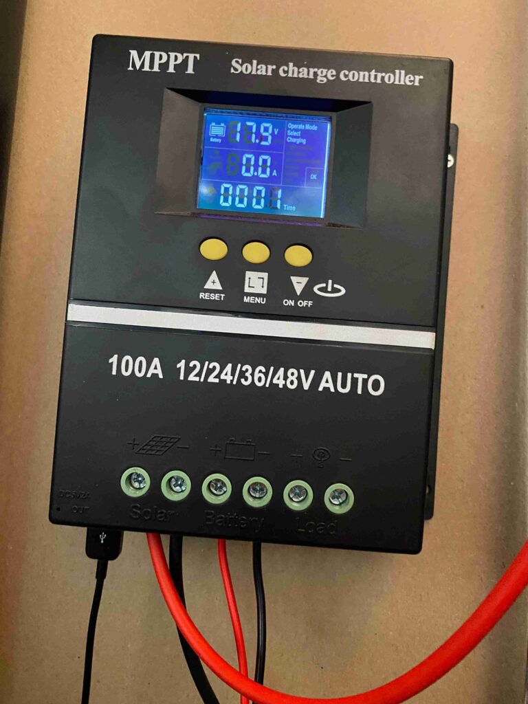Un microinversor on-grid es un pequeño dispositivo que se conecta a un panel solar en sistemas conectados a la red eléctrica. Convierte la corriente continua (DC) generada por el panel en corriente alterna (AC) compatible con la red pública en tiempo real. Además, sincroniza la energía solar con la de la red para evitar conflictos, optimizando el consumo y reduciendo la factura de luz. Es eficiente, fácil de instalar y no requiere baterías.