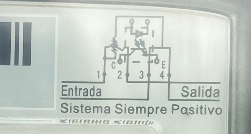 Aquí tienes una versión más clara y bien estructurada del párrafo:

Los medidores de consumo instalados en la fachada exterior de la mayoría de los hogares utilizan un esquema de siempre positivo. Cuando observas ese tipo de diagrama, indica que el medidor suministrado por tu compañía eléctrica registra siempre la suma de la energía que entra y la que sale de la vivienda. Por ello, si dispones de paneles solares y produces excedente, ese exceso se contabiliza como consumo adicional y se incluye en la factura mensual.