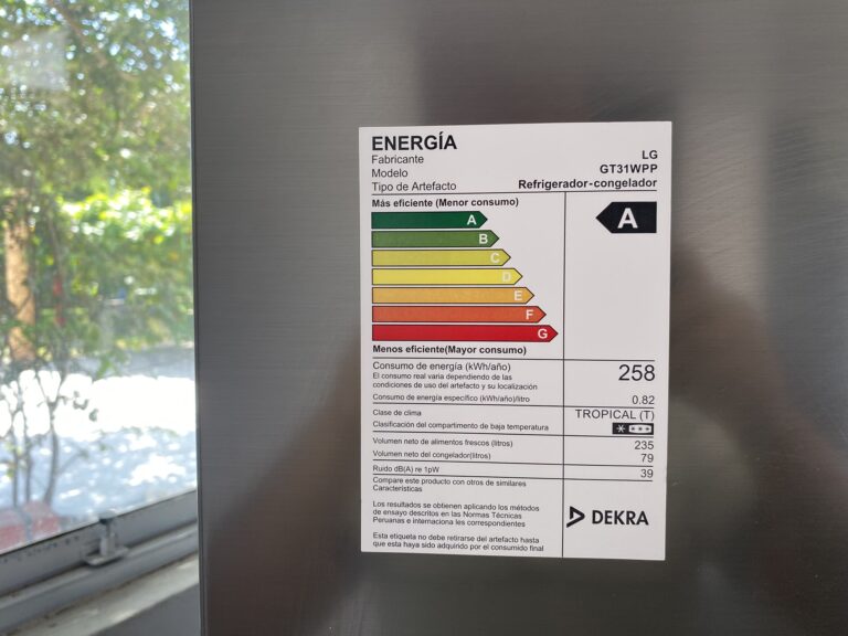 Hoy en día, la mayoría de los electrodomésticos incluye un etiquetado de eficiencia energética con una escala que va de la A a la G, donde la categoría A representa la máxima eficiencia y, por lo tanto, el menor consumo de energía eléctrica. Optar por dispositivos con esta clasificación puede ayudarte a reducir significativamente tu consumo mensual, lo que se traduce en un ahorro notable en tu factura de electricidad.