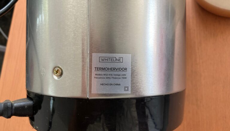 Ficha técnica de la potencia de un hervidor de agua

Todos los equipos eléctricos tienen una etiqueta en la parte posterior que indica la potencia en W; con ese dato podrás calcular cuánta energía consume ese equipo.