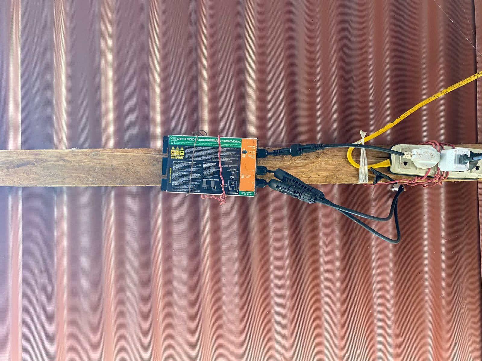 Un microinversor solar es un dispositivo compacto que se conecta directamente a cada panel solar individual. Su función principal es convertir la corriente continua (DC) que genera el panel en corriente alterna (AC), que es la que utilizan los electrodomésticos del hogar y la que provee la red eléctrica tradicional.