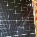 Descubre mi experiencia con paneles solares para casas tras un año y medio: ahorra en tu factura de luz con sistemas aislados o conectados. Consejos prácticos y resultados reales.