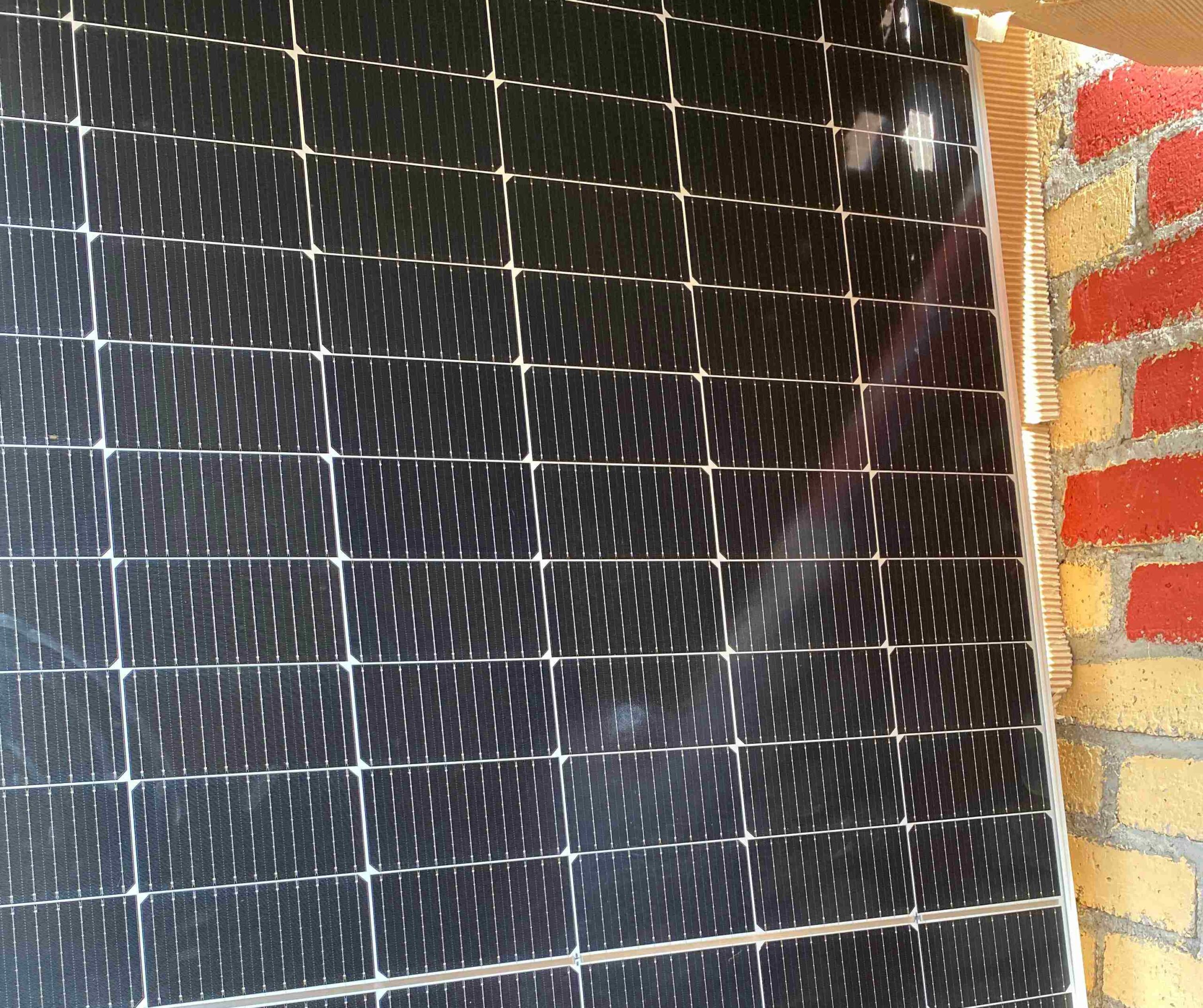 Descubre mi experiencia con paneles solares para casas tras un año y medio: ahorra en tu factura de luz con sistemas aislados o conectados. Consejos prácticos y resultados reales.