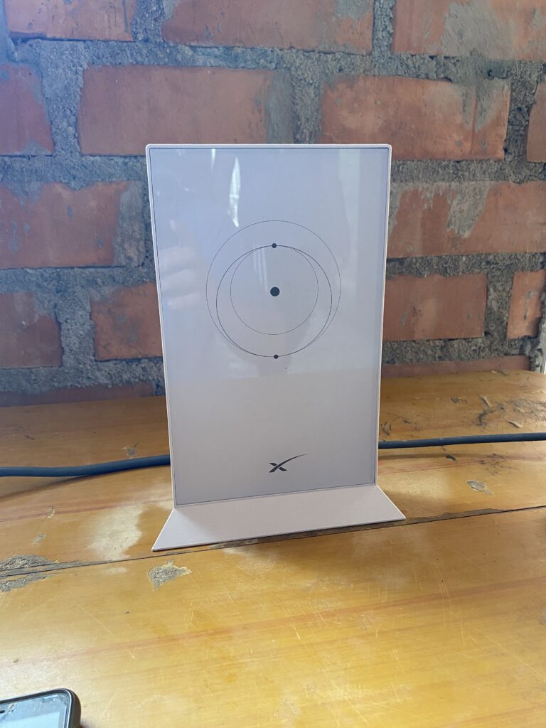 Router de Starlink G2 sobre una mesa en el campo rural. Imagen por Irvis Murillo.