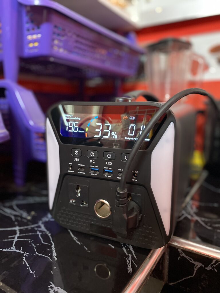 Batería de litio usándolo en un corte de energía eléctrica. 