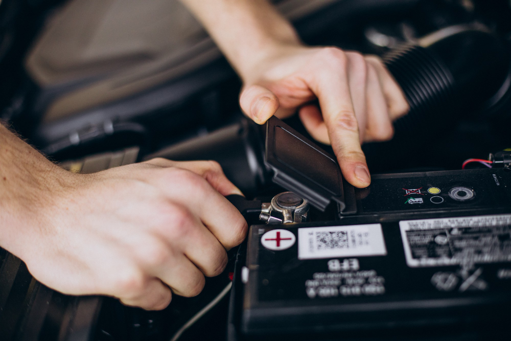 El texto guía al lector a través de un método paso a paso. Primero, lo invita a hacer un inventario completo de sus electrodomésticos y a identificar la potencia de cada uno. Luego, le enseña a calcular el consumo energético diario y mensual de su hogar mediante fórmulas sencillas, transformando los vatios en kilovatios-hora.