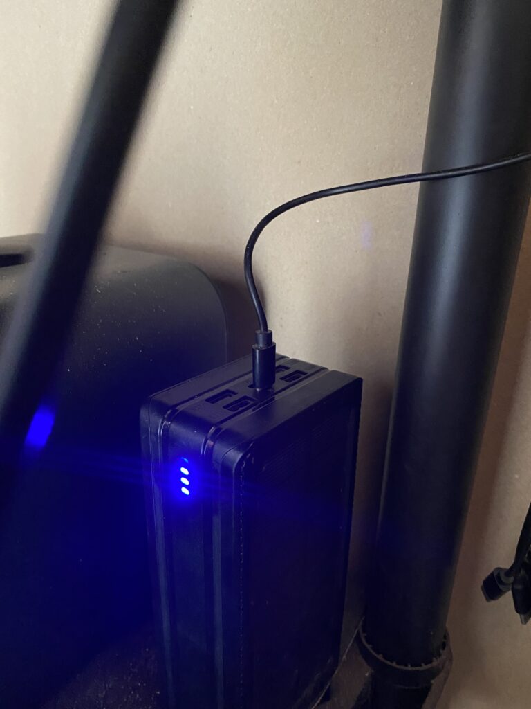 En el campo, un sistema de energía propia no es un lujo, es tu red de seguridad cuando el mundo exterior se queda a oscuras.