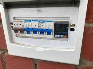 Los breakers inteligentes son dispositivos esenciales que protegen el hogar de cortocircuitos, sobretensiones y fugas de corriente. Aunque su costo es mayor compared to las opciones convencionales, su capacidad para prevenir accidentes eléctricos, incendios y daños en los equipos los convierte en una inversión valiosa para la seguridad familiar. Además, permiten monitorear el consumo energético en tiempo real y automatizar funciones del hogar.