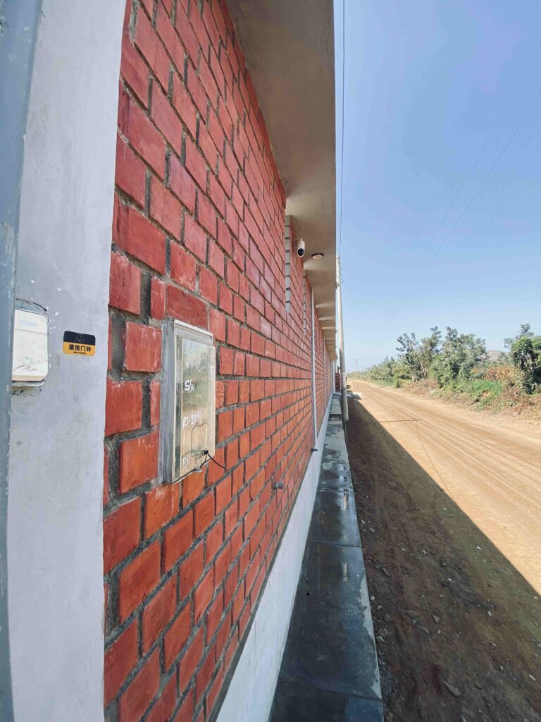 He instalado una cámara de seguridad en mi casa de campo con el propósito de monitorizar el exterior, registrar los vehículos que circulan por la zona y identificar a quienes se acercan a la entrada. La cámara que he elegido se conecta mediante Wi-Fi y almacena las grabaciones en la nube, lo que me permite acceder a ellas en cualquier momento. Además, su diseño resistente está preparado para soportar condiciones adversas como polvo, exposición directa al sol y lluvia