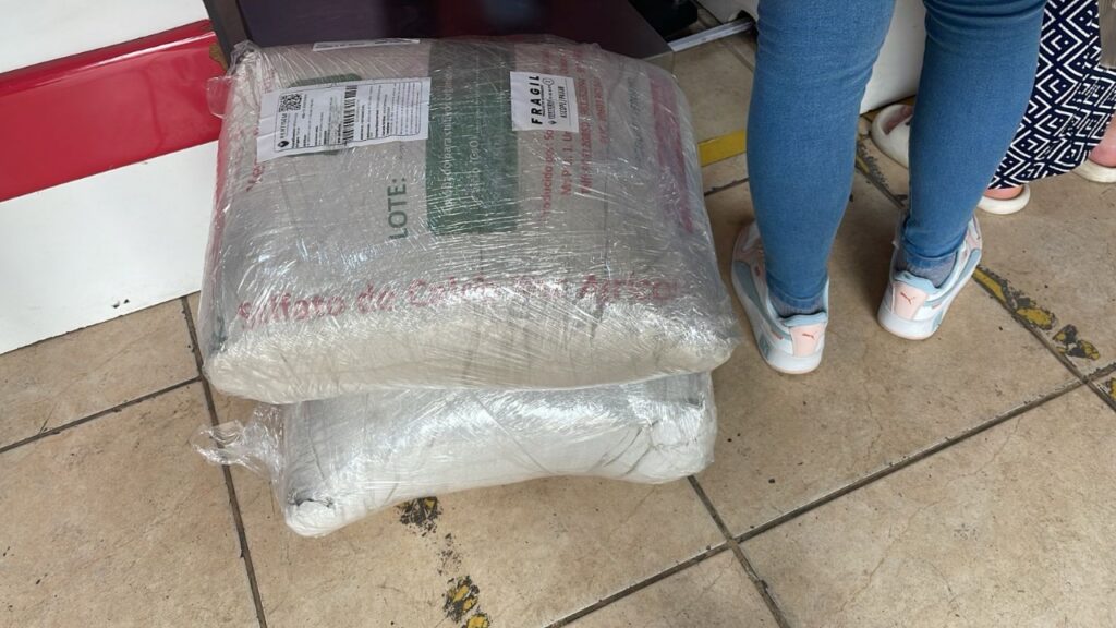 Yeso agrícola NATCAL en presentación de 50 kg. Formula esencial para transformar terrenos arcillosos y compactos en suelos fértiles, ideales para el desarrollo radicular del césped y la productividad de los cultivos.