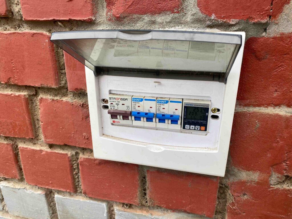 Panel de breakers termomagnéticos para gestionar la electricidad del hogar. El breaker de la derecha es inteligente e incorpora varias protecciones que salvaguardan nuestros equipos eléctricos.