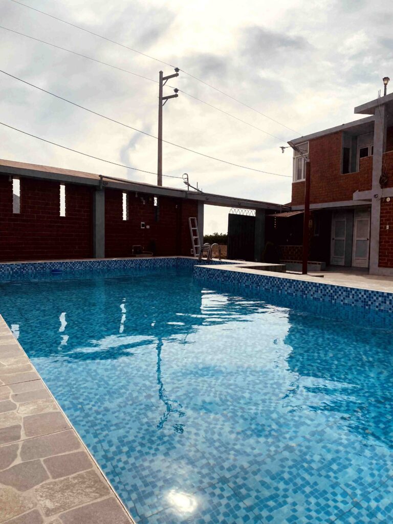 He complementado el sistema con una segunda cámara estratégicamente ubicada en la fachada principal, que cubre los ángulos ciegos de la primera unidad. Adicionalmente, he instalado una cámara en el segundo piso que proporciona una vista elevada y panorámica del perímetro. Esta configuración en dos niveles me ofrece redundancia operativa: en caso de fallos técnicos o sabotaje en la cámara de planta baja, la unidad superior garantiza la continuidad de la vigilancia y proporciona una perspectiva crítica durante emergencias. 