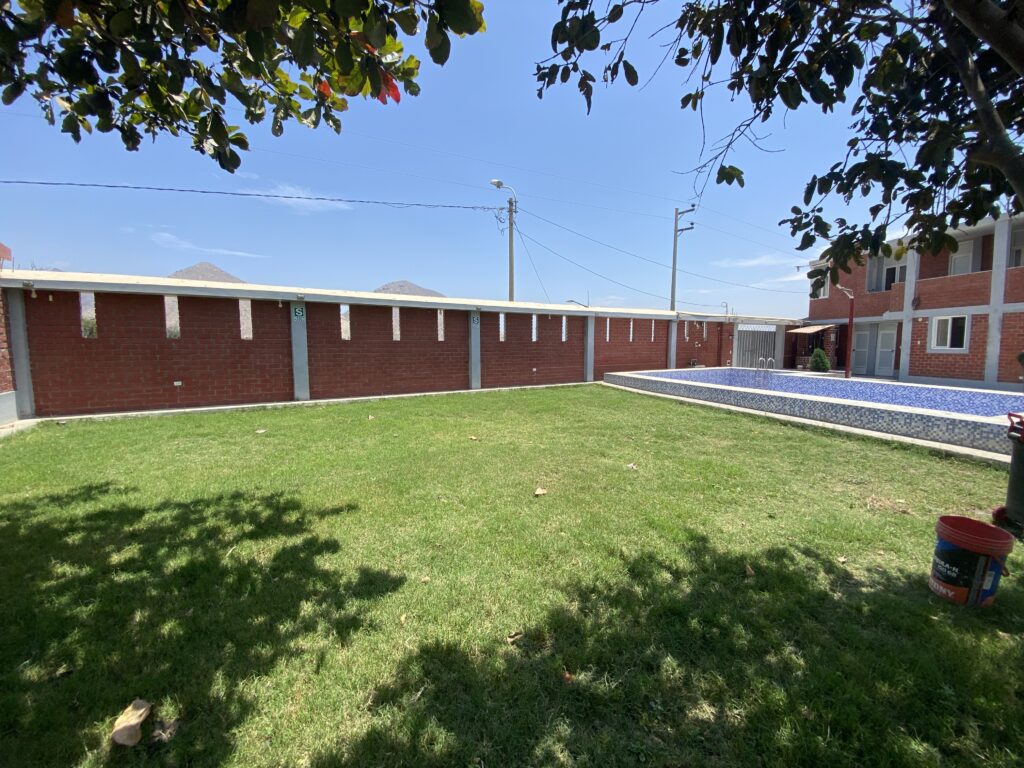 El autor explica cómo sembrar césped en suelos duros y compactos usando yeso agrícola (NATCAL). Basándose en su experiencia personal, describe cómo identificar terrenos problemáticos, los beneficios del yeso agrícola para romper la compactación del suelo, y proporciona instrucciones detalladas de aplicación con horarios, herramientas y dosis recomendadas.