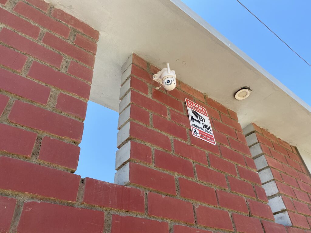 Instalar cámaras de seguridad es solamente el principio para mejorar de manera significativa la seguridad de nuestro hogar. Pero si lo combinamos con otras estrategias de disuasión efectivas, vamos a fortalecer aún más la protección del lugar donde vivimos.
Añadir un cartel de advertencia visible crea un efecto disuasivo real frente a quienes lo lean. Esta señalización complementa el sistema de cámaras y envía un mensaje claro de que la propiedad está protegida y monitoreada.
La combinación de elementos físicos y visuales de seguridad genera una barrera psicológica que puede ser tan efectiva como las medidas técnicas mismas.