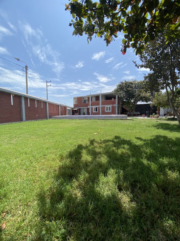 Alquiler de casa de campo en Trujillo con piscina, habitaciones amobladas y estacionamiento gratis. Capacidad de 12 a 20 personas. S/560 por día.