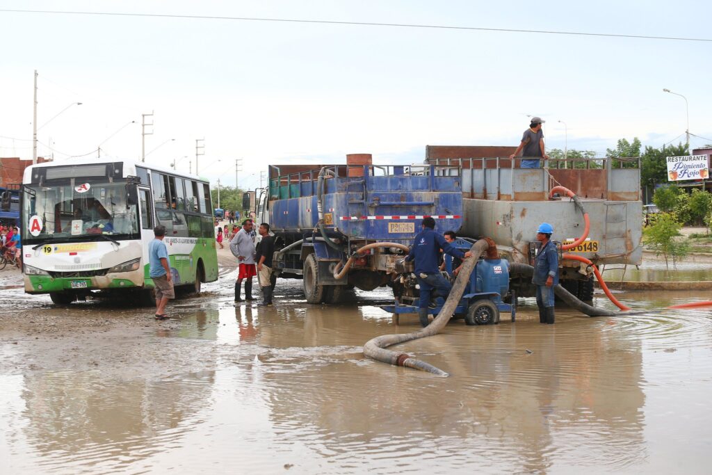 Aplicar estas recomendaciones contribuye a reforzar nuestras viviendas y prevenir consecuencias mayores. Fotografía: Ministerio de Defensa del Perú, 2017.