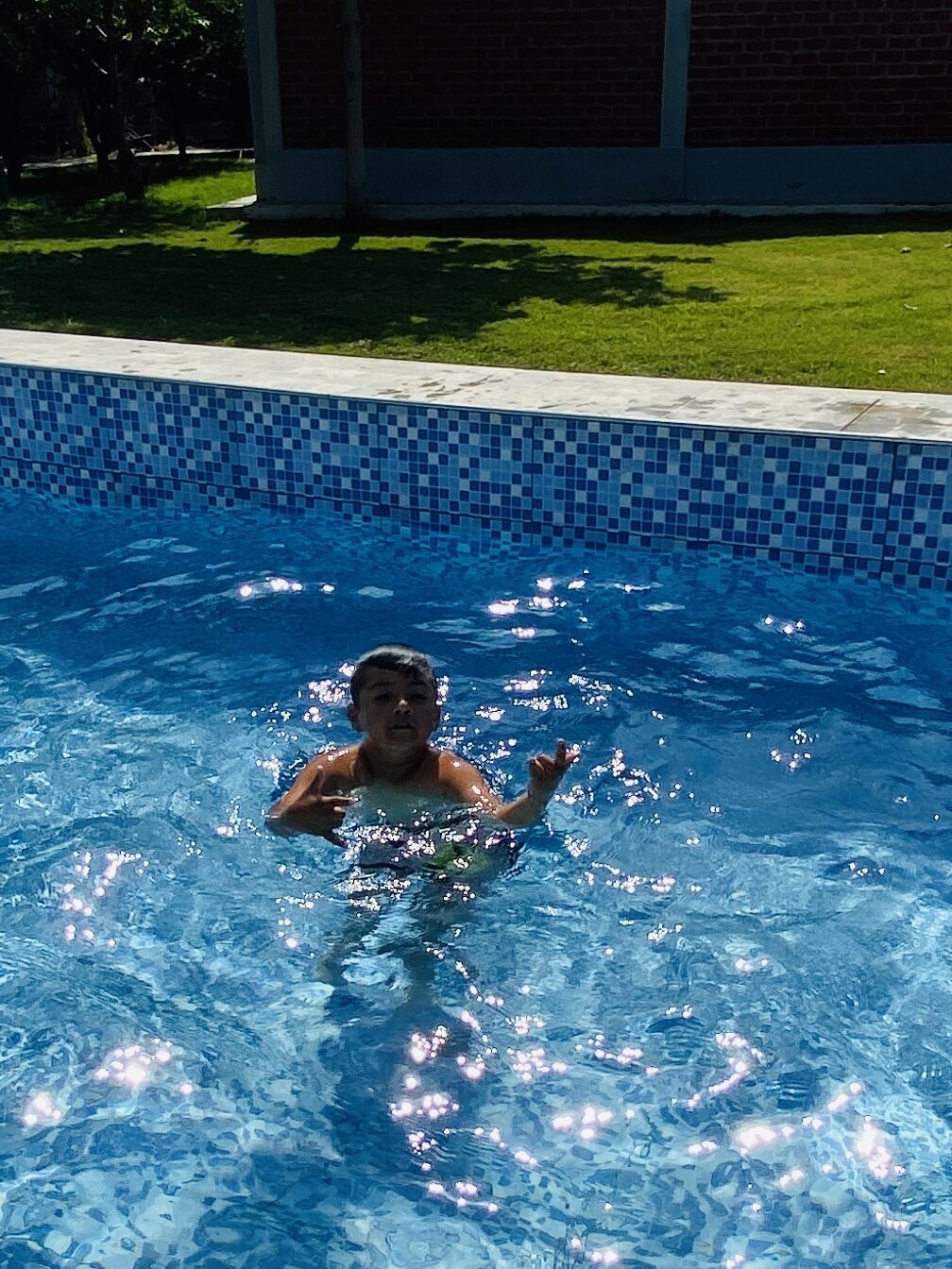 Piscina privada de nuestra casa de campo. Siempre usamos agua nueva por cada reserva. Casa Polska casa de campo con piscina por día.