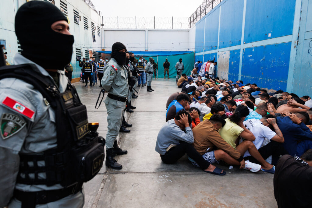 Supervisión de las autoridades en el Penal de El Milagro, Trujillo. Fotografía por Ministerio de Defensa del Perú, 2025. 