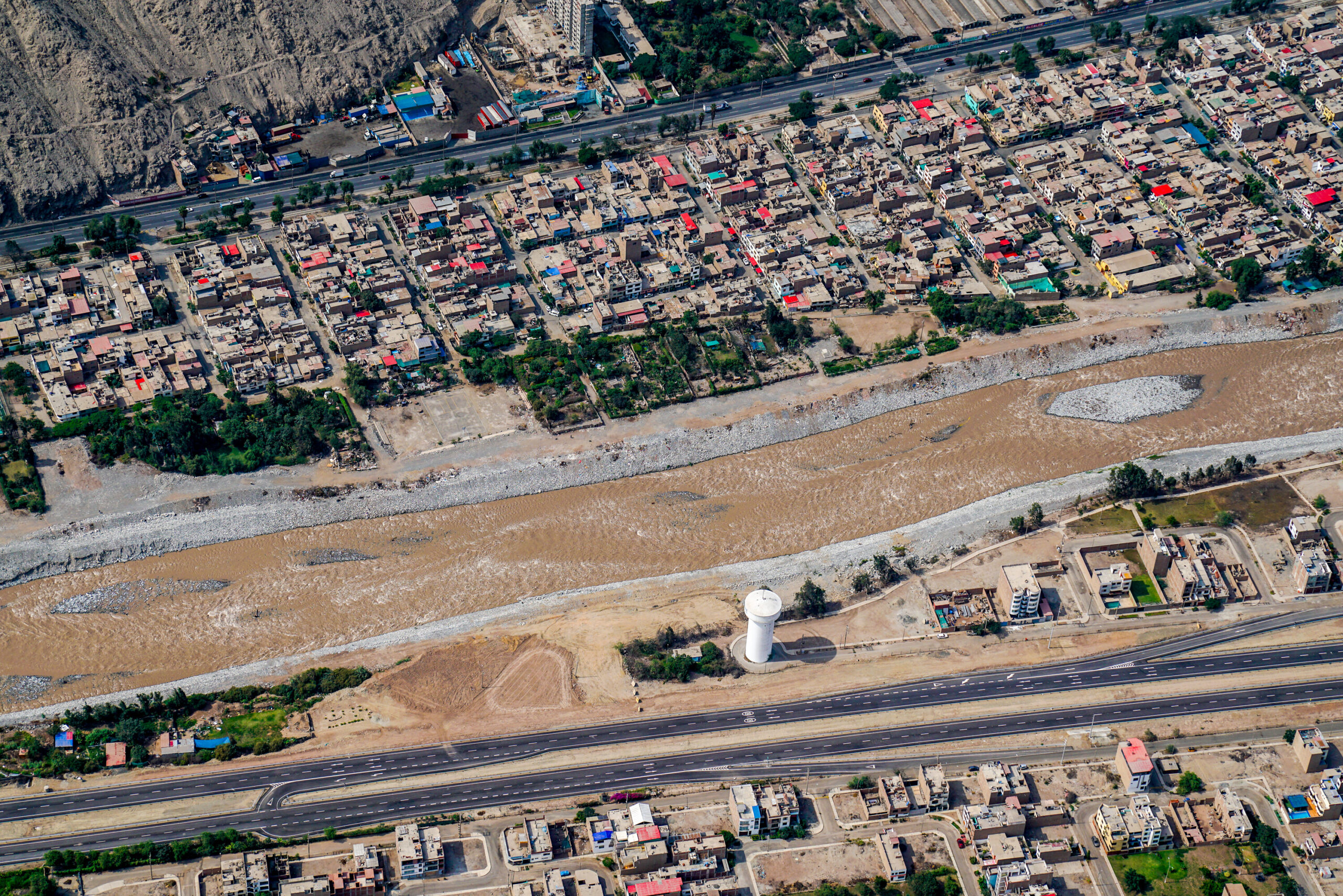El Perú enfrenta en 2026 un escenario de Alerta por El Niño Costero, con calentamiento anómalo del mar frente a la costa norte y riesgo de lluvias sobre lo normal. Aunque el evento sería de magnitud débil a moderada, podría impactar la agricultura, la pesca, la inflación, la infraestructura vial y el turismo, especialmente en regiones costeras vulnerables.